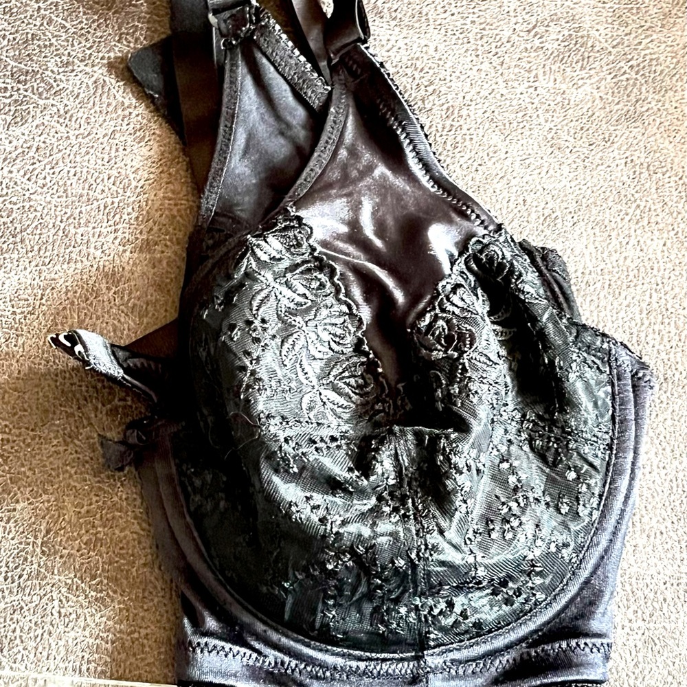 Newish bra black/lace-underwire 44D